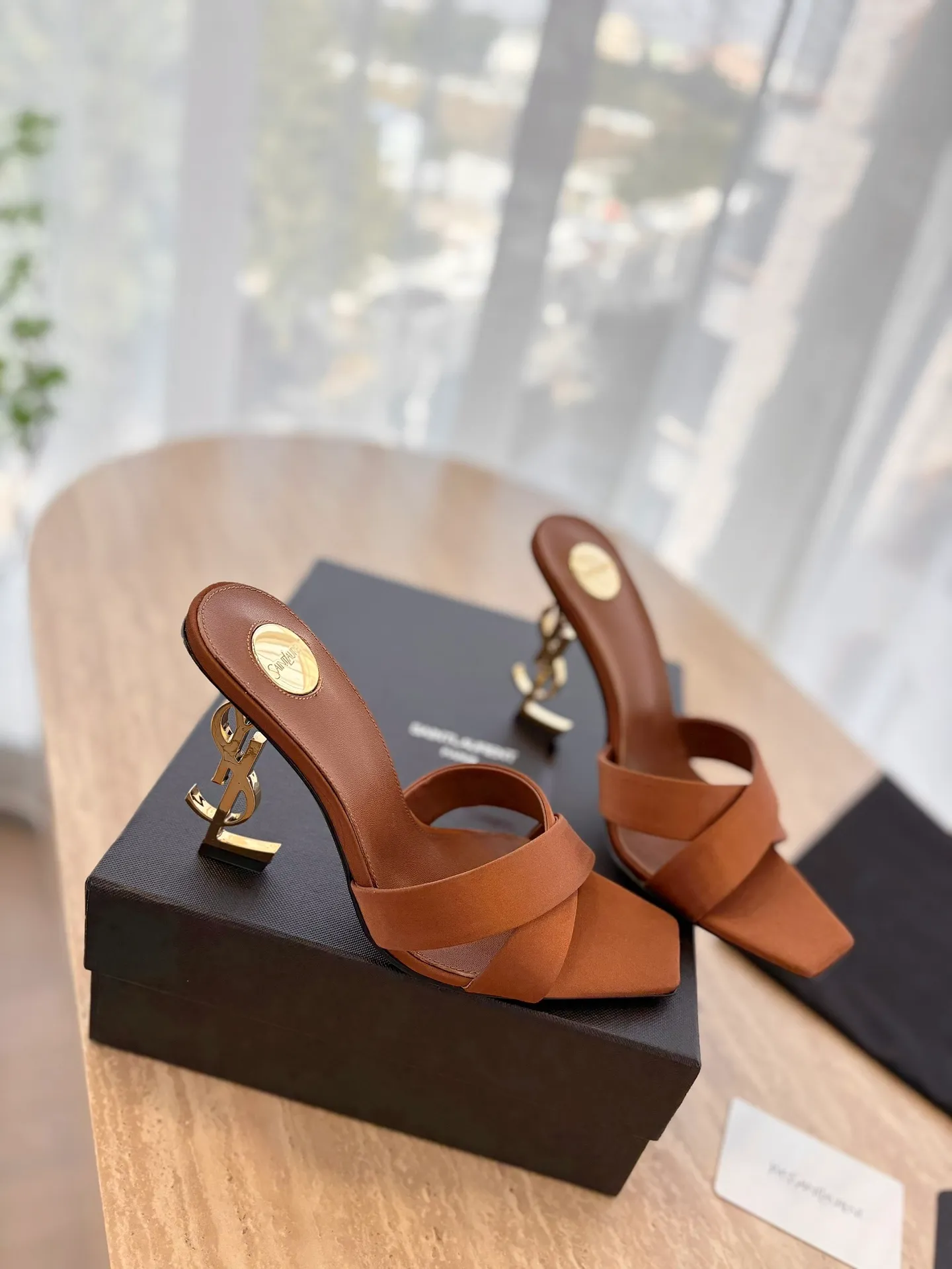 👟👟Ex-factory price 560👟👟 "SAINT LAURENT*" Yves Saint Laurent 25ss/hot YSL high heels and slippers in summer New shoe type·Only YSL understands women's hearts best and does not accept refutation Super invincible feminine artifact, a must-have for women (✅Z products are customized from the whole body, perfect consistency) New last type. Compare the differences between pictures and goods on the market ✔Upper: Customized imported silk ✔Inner lining: imported sheepskin ✔Sole: imported genuine leather outsole ✔Heel height: 10.5cm ✔Number of yards: 35-39 (No refund for 40 pieces of custom-made stock) (Full package)